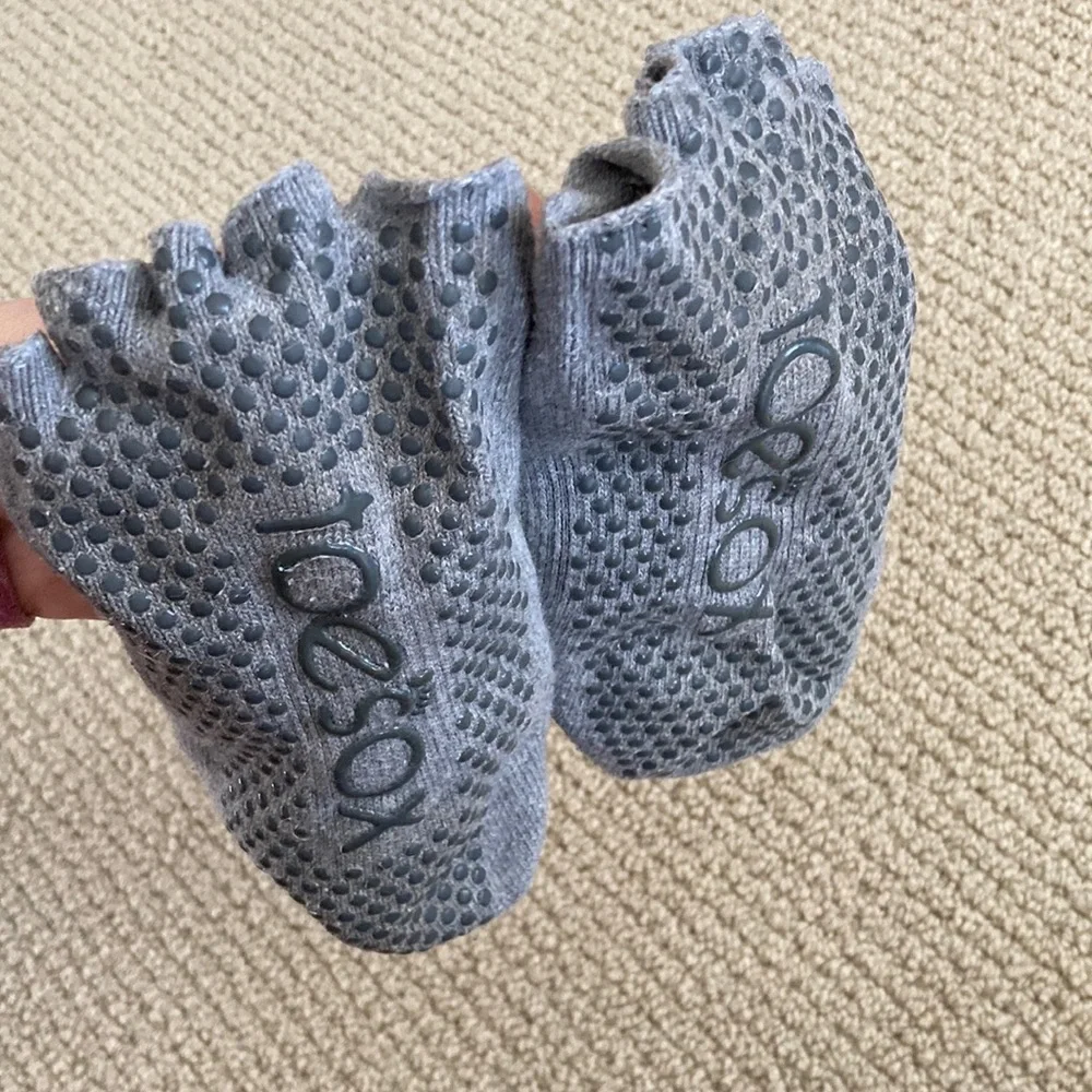 Toesox Half Toe Bellarina Grip Socks Size Medium Grey Barre Pilates Yoga EUC